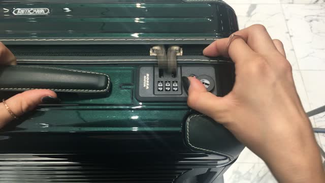 rimowa suitcase lock stuck