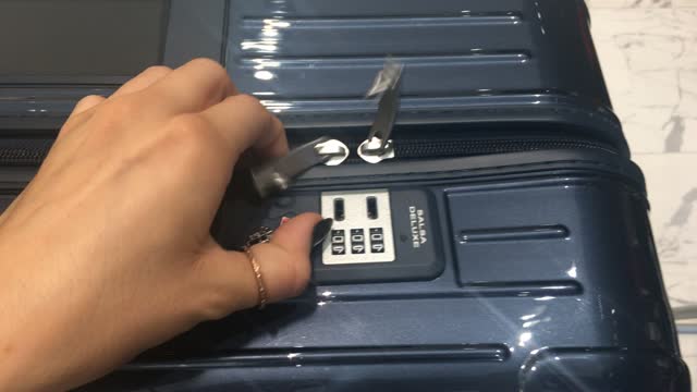 rimowa luggage lock stuck