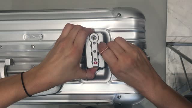 rimowa luggage lock stuck