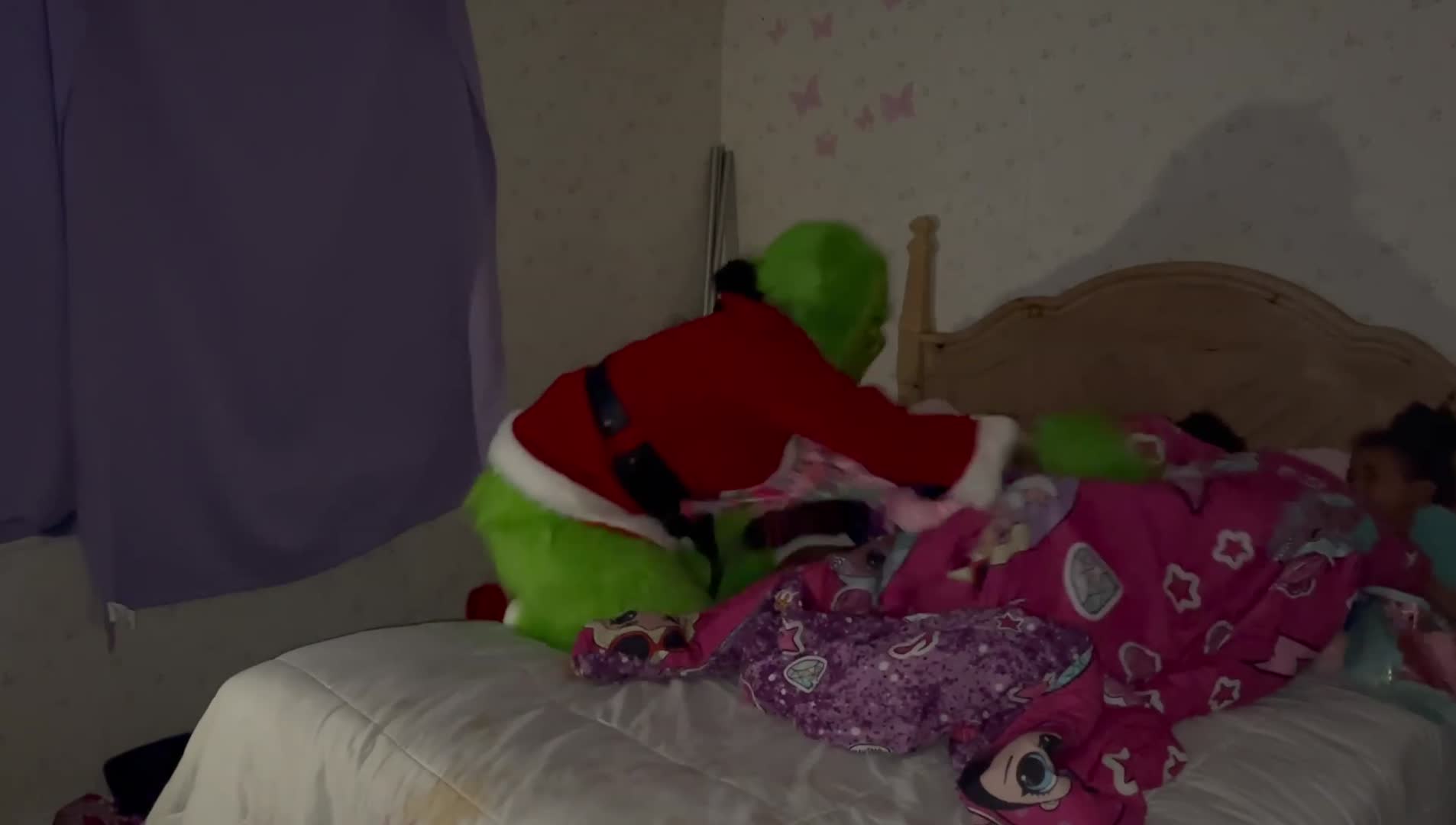 The Grinch scares kids