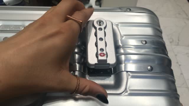 rimowa suitcase lock stuck