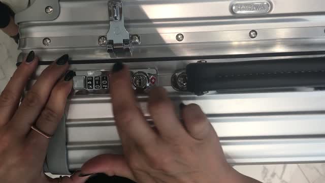 rimowa lock stuck