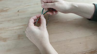 flettet bånd, hvordan knyte sammen til et armbånd